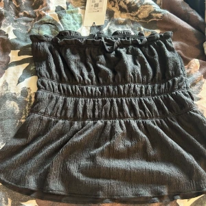 Tub topp - Den är aldrig använd bara provad, lappen sitter då kvar. Super fin men tyvärr för stor på mig. Köpte den på bik bok för ca 1,5-2 månader sen. Fler bilder kan fås och priset kan diskuteras. Köpte den för 259