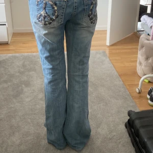 Jeans  - Super fina jeans från miss me midjemåttet rakt över är 39cm och innerbädeslängden är 80cm 