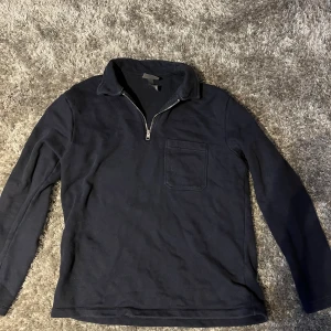 Zip up tröja - Storlek M passar S riktigt snygg med en shorta under passar bra  Mörkblå