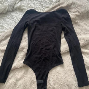 Body C.W - Body inköpt på Åhléns, från Carin Wester. Använd ca 2 ggr, fint skick. Urringning bak 