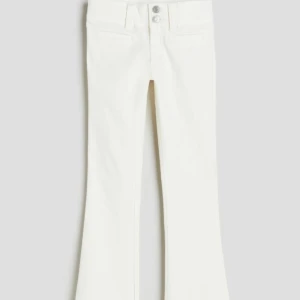 Vita lågmidjade jeans  - Säljer dessa populära lågmidjade vita jeans. Köpta på barnavdelningen på hm och är i största storleken (170)!🌸 (Har varit slutsålda superlänge) Nya med prislapp 