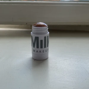 Milk bronzer  - En jättefin oanvänd Milk Bronser i nyans Baked! Frakt kostar 66kr och ingår ej i priset. Tar endast swish 💫 Säljer då jag fick två i present 💗