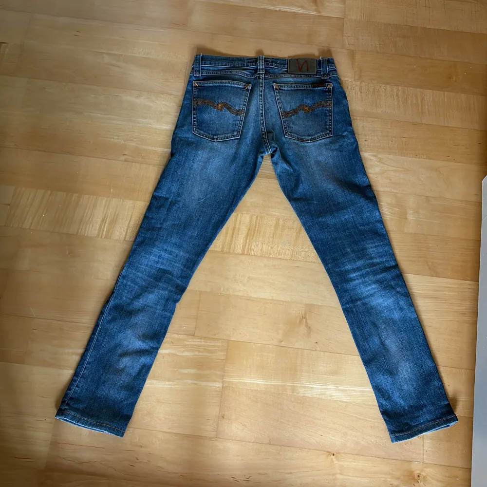 Säljer mina nudie jeans då dem har blivit för små. Dem har inga defekter. Storleken är 27 34 men sitter som 27 28. Jeans & Byxor.