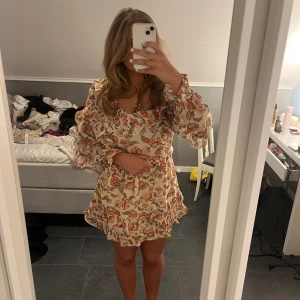 Klänning  - Svingullig klänning, dör för den men hittar inget tillfälla atg använda den😓❤️❤️