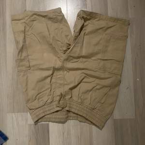 Beige baggy shorts/ jorts säljer i tre olika färger 40kr st och alla för 100kr| baggy aldrig använda 