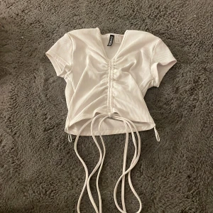  tröja  - Gott skick, aldrig använt för jag inte fattar hur man ska knyta🥲 