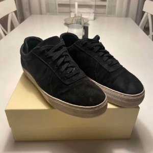 Axel Arigato skor  - Tja! Säljer nu mina Axel Arigato skor i storlek 40, dem är i bra skick bara att dem att smås hål i hälen på sulan men det läcker inte in i skon, skriv om ni har några funderingar 