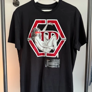 Philipp Plein t-shirt - Snygg PP t-shirt i bra skick. Sparsamt använd! Perfekt för sommaren!  Fråga för fler bilder Har tagg kvar Pris är inte hugget i sten