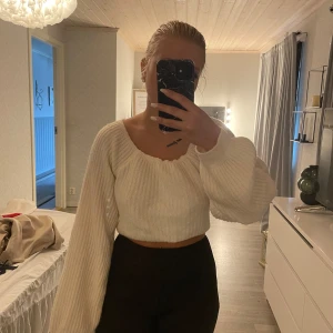 Stickad tröja - Fin tjocktröja med öppen rygg, aldrig använd. Färg: Cremevit