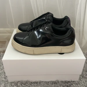 Skor från EYTYS - Säljer mina svarta EYTYS skor i modellen DOJA. Skorna är gjorda av läder och är i storlek 38. Jag har endast använt skorna ett fåtal gånger och dem är i mycket fint skick. Det finns dock lite creasing där framme och vid hälen, annars inga defekter. ☺️