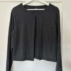 Kofta - Fin grå kofta, aldrig använd. Storlek XL men är lite mindre i storleken 