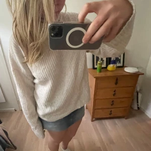 Vit stickad med polokrage - Säljer denna stickade tröjan, då den inte kommer till användning💕Det finns en defekt på tröjan. Pösig/stor passform 