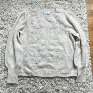 Vila Stickad tröja  - Jätte fin stickad tröja, aldrig använd  Nypris 499kr Finns ej att köpa längre Pris kan diskuteras vid snabb affär!❤️