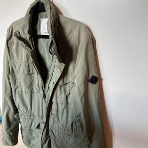 Tunn vindtät J.Lindeberg jacka perfekt för sommaren - J Lindeberg jacka som tyvärr blivit för liten. En riktig sommar/vår favorit!  Skick: 10/10 Storlek: S  Nypris: 3199:-