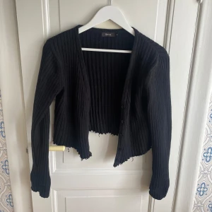 Kofta  - Svart kofta i märket Hanna