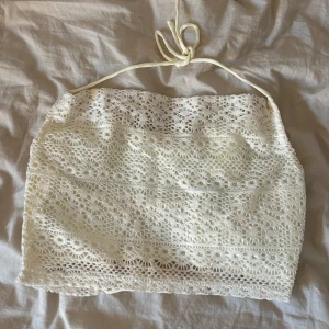Vitt linne  - Linne/croptop från H&M med lite virkad look. Helt oanvänd, prislapp kvar, nypris 149 kr. 
