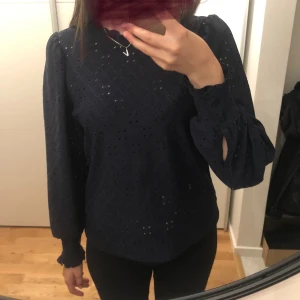 Marinblå blus - Jättefin marinblå långärmad blus från Vila i storlek S. Säljer då jag rensar garderoben💘Skriv vid frågor eller intresse