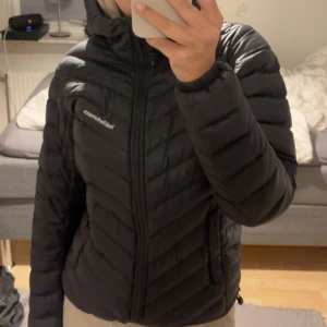 Peak performance jacka - Peak performance jacka. Storlek S Passar till både hösten och vintern! Skriv om det är något ni undrar 💘