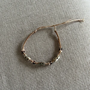 Armband - Gulligt flätat armband, knyts med hjälp av snörena och öglan 🥰