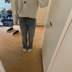 Lågmidjade jeans  - Jätte fina jeans från Gina Tricot som tyvärr inte kommer till användning. De är i ett väldigt bra skick och ser nästan nya ut💕💕