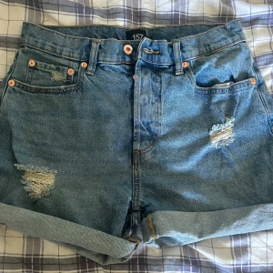 Högmidjade blå jeans shorts - Jean shorts från lager 157 i nyskick Köparen står för frakt 💕💕