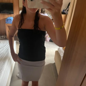 En blå kjol - En jättefin kjol att ha till sommaren, nästan aldrig använd. Pris går att diskutera vid snabb affär. 