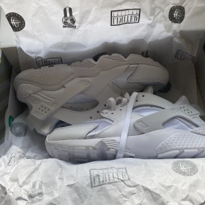 Nike skor - Helt oanvända Nike skor endast testade. Säljer dom för att dom är för små  Dom är lite små i storleken.  Pris 700kr + frakt 