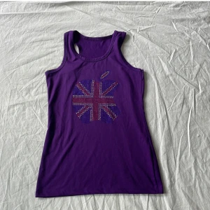 Topp - Bra skick, den är lite nopprig och har en liten fläck (sista bilden). Storlek står ej men passar s och kanske xs💗 har inga andra bilder!