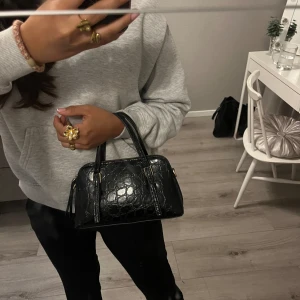 Handväska  - Jättesnygg handväska i bra skick använt några gånger, säljer för att köpa en större. Man får med ett längre band också, skriv för fler bilder💞