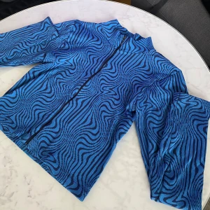 Långärmad topp - Blå topp från Urban Outfitters, supersnygg. Fint skick!💙