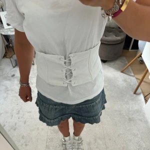 Korsett topp  - Så snygg tshirt med indragen midja med korsett😇