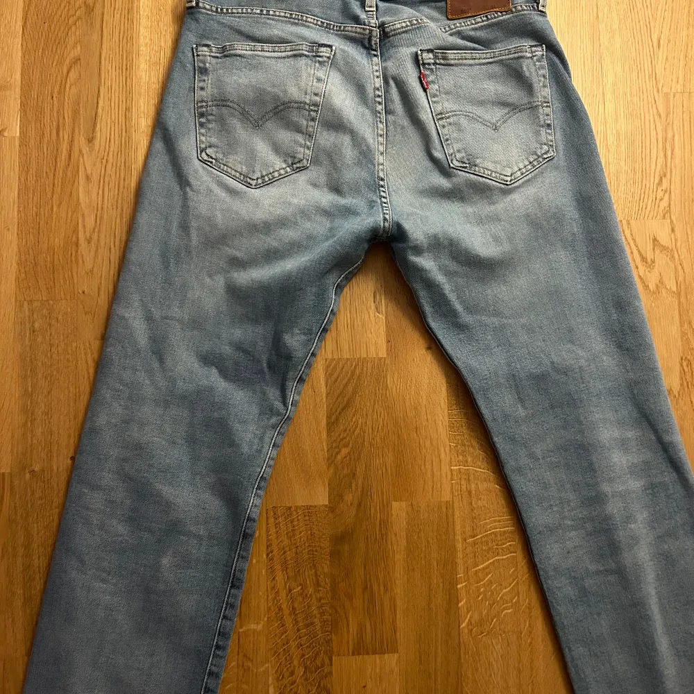Levis jeans 501 i väldigt bra skick. Använda men fortfarande i bra skick. Nypris 1200kr. . Jeans & Byxor.