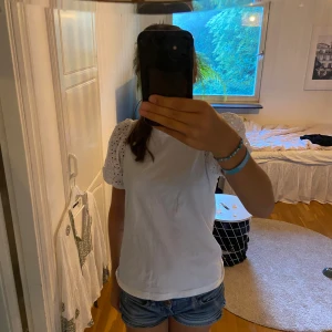 Topp  - Köparen står för frakt Hej säljer en jättefin topp i Storlek S från hm. Bra skick och inga defekter😊