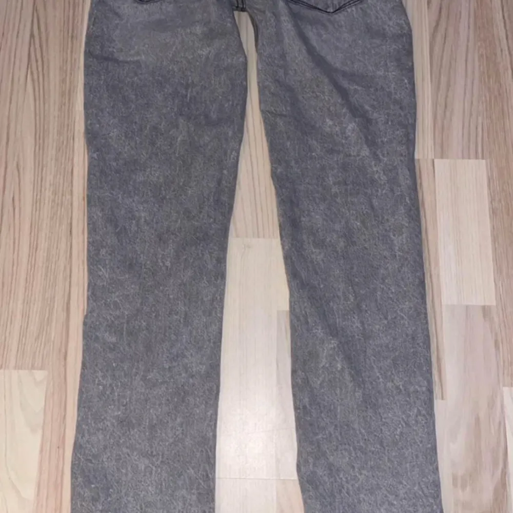 Säljer dessa vingino jeans då de är för små för mig. Dom är i storlek 164cm, dom är köpta från zalando. Nypris runt 600-700kr. Kontakta vid frågor . Jeans & Byxor.