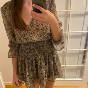 Klänning Zara - Leopardmönstrad klänning från Zara. Säljs ej längre och är mycket eftertraktad. Som nyskick utan några defekter! 🐆💗🎀