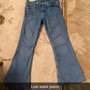 Säljer ljus blå low waist bootcut jeans då den inte passar längre. 