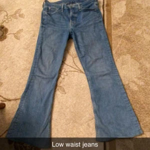 Jeans - Säljer ljus blå low waist bootcut jeans då den inte passar längre. 