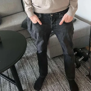 Nudie jeans Grim tim  - Nudie jeans grim tim i helt perfekt skick. Skicket är superfint, inga defekter så som hål eller liknade. Inköpta på NK, kvitto finns. Modellen på jeansen är grim tim. Nypris är 1600. Vid fler frågor eller funderingar, hör gärna av er!