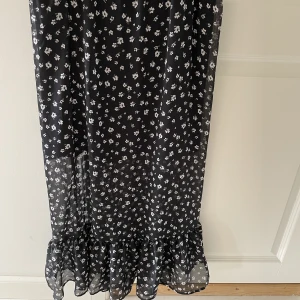 Blommig kjol🌼 - Söt blommig kjol som aldrig kommit till användning🌼