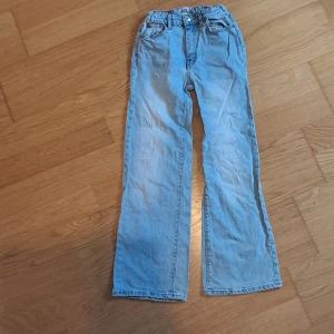 Baggy jeans - Storlek är 150 typ storlek 30 i vuxen. Ett par ljusa baggy jeans från lager 157. Pris 75kr och 150 kr med ett par nya 