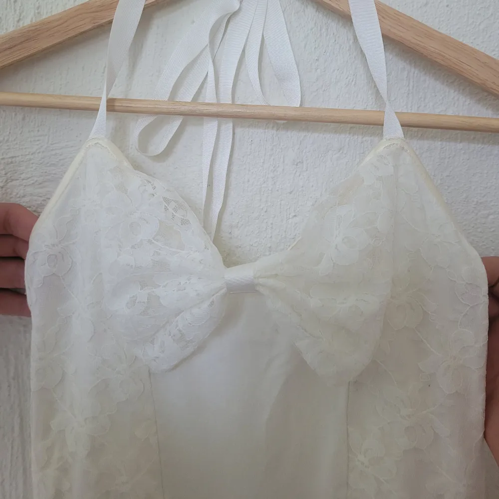 Säljer nu denna drömmiga klänningen från Ida Sjöstedt💓 storlek XS! Säljer då den inte kommer till användning och är lite för liten! Den är i bra skick men det är några fläckar längst ner på klänningen, med detta syns ej! Nypris ligger på funt 4-6 k🔥. Klänningar.
