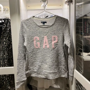Sweatshirt från GAP - Sweatshirt från GAP kids i storlek 14-16. Knappt använd! Kan både posta och mötas upp och kan även skicka fler bilder om det önskas💕