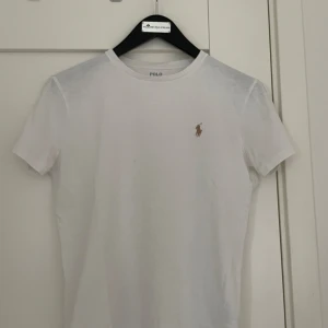 Vit Ralph lauren t-shirt - Tja! Säljer en snygg t-shirt från Ralph Lauren till ett bra pris. T-shirten några små fläckar som inte syns bara så ni vet så att ingen känner sig lurad👍🏼Hör av dig vid funderingar 