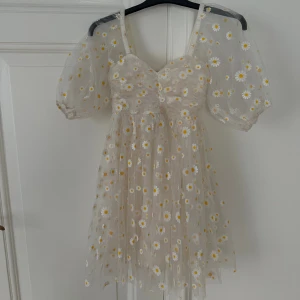 Sommarklänning  - En sommardröm till klänning. Aldrig använd och prislapp är kvar! 