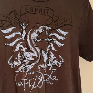 Snygg t-shirt - Passar också S, så snygg men säljer då den tyvärr inte kommer till användning! 