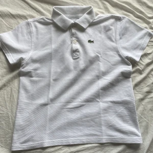 Lacoste piké  - Denna Lacoste piké är i perfekt skick, köpte den men passade inte. Så aldrig använd sprillans ny. Köpt för 600kr. Skriv om det är något du undrar
