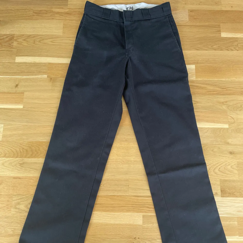 En favoritmodell från Dickies som tyvärr blivit för små. Använt skick men inga som helst defekter.  Storlek: 30/32 men sitter mer som 28/32. Jeans & Byxor.