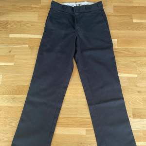 En favoritmodell från Dickies som tyvärr blivit för små. Använt skick men inga som helst defekter.  Storlek: 30/32 men sitter mer som 28/32