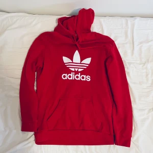 Adidas hoodie  - En fin addidas hoodie. Storleken är s och har lite tajtare passform för mig som normalt har L.
