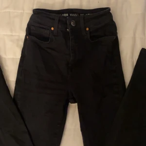 Svarta jeans  - De är i modellen peachy flare köpta från bikbok. Använda få gånger. 